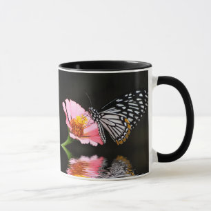 Tasse noire et blanche de papillon