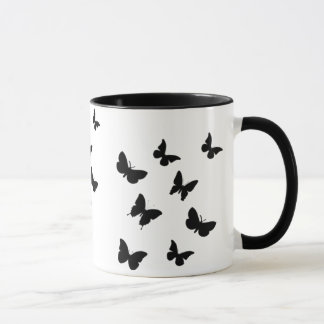 tasse noire et blanche de papillons