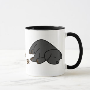 Tasse noire somnolente de chiot de laboratoire