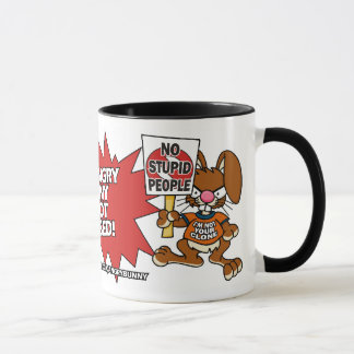 Tasse non amusée fâchée de lapin
