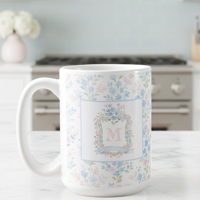 Tasse personnalisée avec monogramme floral (preppy pretty grandmillennial floral family crest mug with custom monogram initial)