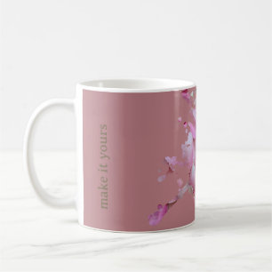 Tasse personnalisée avec pétales de rose poussiére