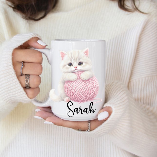 Tasse personnalisée | Jeu de fil de chaton (Personalized kitten pink yarn play mug. )