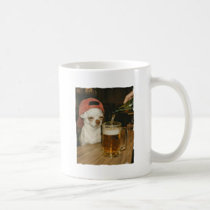 Tasse photo d'un Chihuahua drôle au bar buvant de 