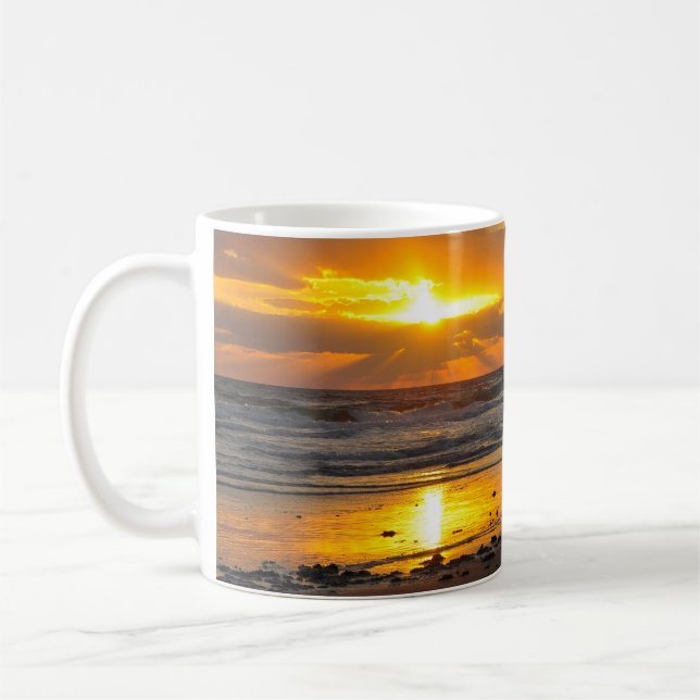 Tasse pittoresque de lever de soleil de plage de (Gauche)