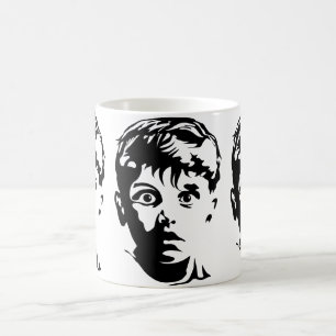 Tasse pochoir d'art graphique de garçon surpris
