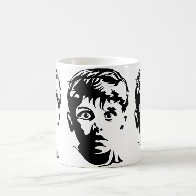 Tasse pochoir d'art graphique de garçon surpris (Centre)