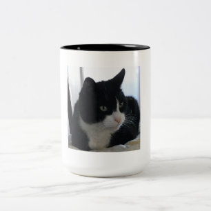 Tasse réfléchie de chat de smoking