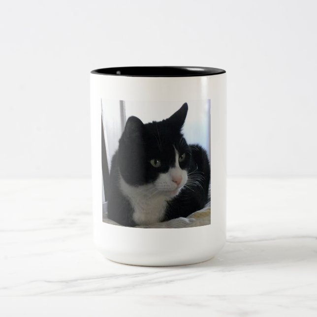 Tasse réfléchie de chat de smoking (Centre)