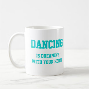Tasse rêveuse de danse