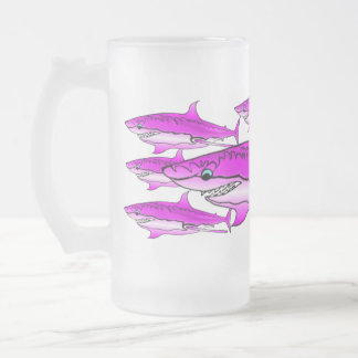 Tasse rose en verre givré de requins