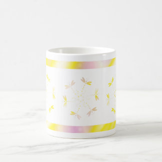 Tasse rose et jaune avec des libellules