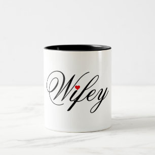 Tasse rouge de coeur de Wifey blanche et noire