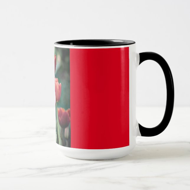 Tasse rouge de sonnerie avec les tulipes rouges (Droite)