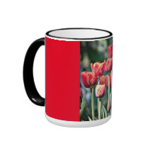 Tasse rouge de sonnerie avec les tulipes rouges