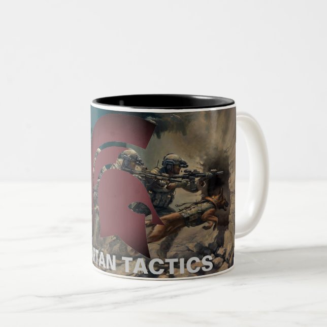 Tasse spartiate de la tactique avec l'art. (Devant droit)