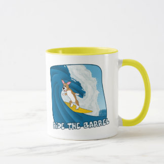 Tasse surfante de corgi de bande dessinée