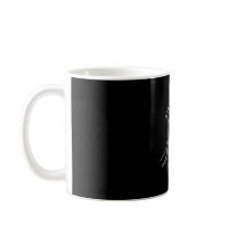 Tasse triste de fille dans le noir