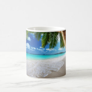 Tasse tropicale de plage de paradis