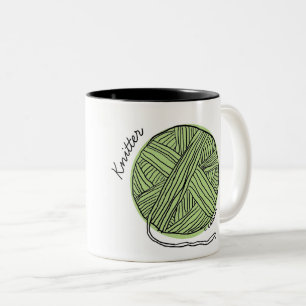 Tasse verte de tricoteuse de boule de fil