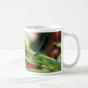 Tasse verte et noire de libellule