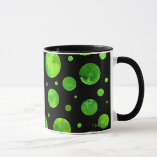 Tasse verte noire et blanche de pois