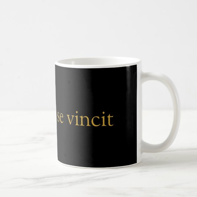 Tasse vincit de Se de qui de Vincit (Droite)