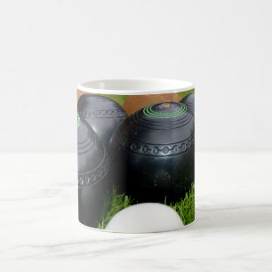 Tasses à café avec boules de pelouse et jack vinta
