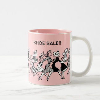 Tasses de café drôles d'achats de chaussure de