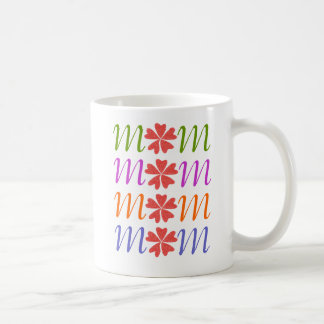 Tasses de la fête des Mères à cœurs fleuris