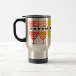 Tasses heureuses de voyage de Chanukah<br><div class="desc">Chanukah heureux dans une ligne de chanukiot d'arc-en-ciel (menorahs). Une conception juive de vacances pour Chanukah.</div>