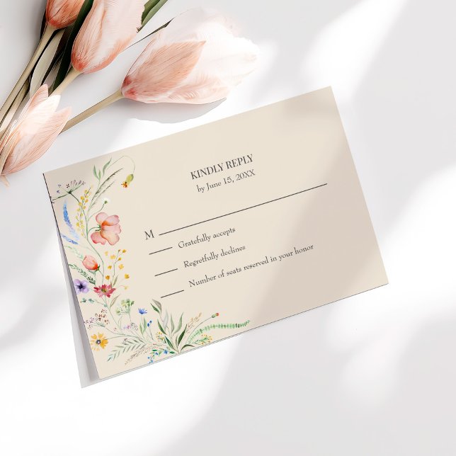 Taupe Fleur sauvage Meadow Wedding Carte RSVP (Taupe Wildflower Meadow Wedding RSVP Card on a sunny table with pale pink flowers.)