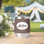 Taupe Stylisé Mariage Nom du fabricant<br><div class="desc">Offrez à votre toiletteur mariage ce croustillant en acier inoxydable tendance et personnalisé avec son nom en écriture stylisée dans un design blanc et ovale. Couleur et script Arrière - plan taupe. Personnalisez votre cave à vin en éditant et en remplaçant le nom par le nom désiré. Disponible dans de...</div>