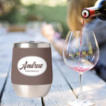 Taupe Stylisé Mariage Nom du fabricant<br><div class="desc">Offrez à votre toiletteur mariage ce croustillant en acier inoxydable tendance et personnalisé avec son nom en écriture stylisée dans un design blanc et ovale. Couleur et script Arrière - plan taupe. Personnalisez votre cave à vin en éditant et en remplaçant le nom par le nom désiré. Disponible dans de...</div>