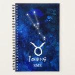 Taurus Zodiac Constellation Blue Galaxy Monogramme<br><div class="desc">Taurus Zodiac Constellation Blue Galaxy Monogramme Design. Avec police de script brossé tendance, couleur arrière - plan céleste bleu foncé, constellation d'étoiles brillantes et symbole The Bull. Symbole astrologique moderne Horoscope de naissance, est parfait pour n'importe quel Anniversaire Taurien Du 20 avril au 20 mai! Avec Monogrammed en option Premier...</div>
