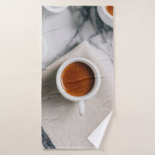 TEACUP CÉRAMIQUE BLANC REMPLI DE LIQUIDE ROUGE