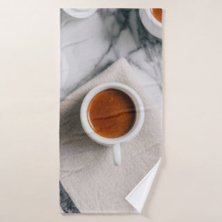 TEACUP CÉRAMIQUE BLANC REMPLI DE LIQUIDE ROUGE