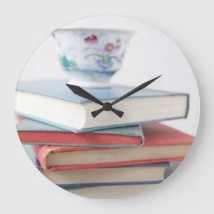 Teacup on book stack horloge