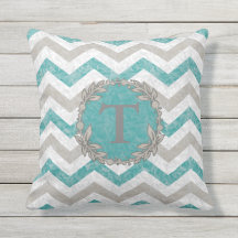 Teal et coussin décoré d'un monogramme beige de