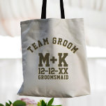Team Groom Sporty Groomsmaid Sac fourre-tout Maria<br><div class="desc">Tous les Groomsmaids vont avoir besoin de leur fourre-tout mariage spécial pour mettre leurs choses mariages dans. Ajoutez son nom,  vos initiales et la date du mariage et laissez-la remplir avec des trucs.</div>