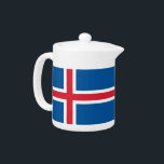 Teapot avec drapeau d'Islande<br><div class="desc">Cette théière au drapeau islandais apporte une touche de fierté islandaise à votre tea time, offrant à la fois un complément fonctionnel et décoratif à votre collection. Le design se décline dans les couleurs rouge, blanc et bleu frappantes du drapeau islandais, créant une pièce visuellement attrayante qui honore le patrimoine...</div>
