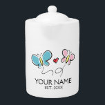 Teapot de nom de famille personnalisé avec des pap<br><div class="desc">Teapot de nom de famille personnalisé avec des papillons mignons. Ajoutez votre nom de famille,  votre année de date établie ou votre devis. Unique douche nuptiale et idées cadeau mariage pour les nouveaux mariés,  couple,  mariée et mariée,  mari et femme etc. modèle de typographie élégant avec dessin papillon.</div>