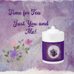 Teapot de porcelaine Flore Violet<br><div class="desc">Ajoutez une touche de beauté intemporelle à votre thé avec cette élégante théière en porcelaine au design floral violet. Parfait pour accueillir des hôtes ou profiter d'un moment de tranquillité seul. Un cadeau attentionné pour les amateurs de thé et un ajout délicieux à toute cuisine ou collection.</div>