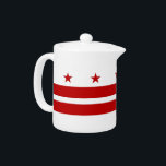 Teapot Drapeau de Washington DC<br><div class="desc">Offrez votre expérience de thé avec la théière distinctive qui porte le drapeau de Washington, D.C.! Réalisée avec soin du détail, cette théière est plus qu'un simple vaisseau ; c'est une célébration de l'identité unique de Washington. Le design présente fièrement le drapeau emblématique de Washington, D.C., avec trois étoiles rouges...</div>