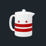 Teapot Drapeau de Washington DC<br><div class="desc">Offrez votre expérience de thé avec la théière distinctive qui porte le drapeau de Washington, D.C.! Réalisée avec soin du détail, cette théière est plus qu'un simple vaisseau ; c'est une célébration de l'identité unique de Washington. Le design présente fièrement le drapeau emblématique de Washington, D.C., avec trois étoiles rouges...</div>