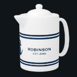 Teapot personnalisé avec ancre nautique et bande m<br><div class="desc">Teapot sur mesure avec ancre nautique et rayures navales. Ajoutez votre nom de famille, votre année de date établie ou votre devis. Idées cadeaux mariages uniques pour les jeunes mariés, couple, marié et marié, mari et femme etc. modèle de typographie élégant avec icône maritime. Combinaison de couleurs bleu et blanc....</div>
