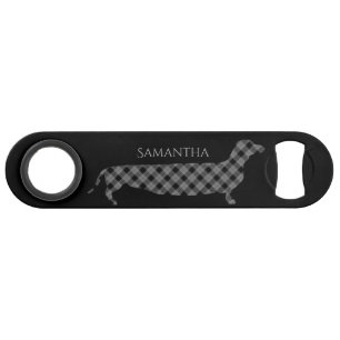 Teckel de plaid sur le noir