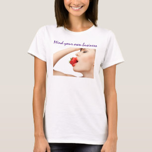 Tenez compte du t-shirt de votre femme d'affaires