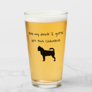 Tenez ma tasse, je dois caresser ce verre à bière 