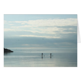 Tenez Paddleboarders sur le lac Supérieur